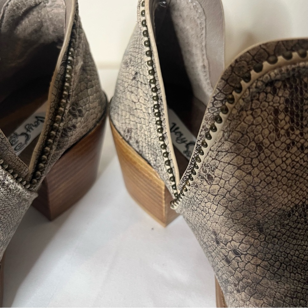 Very G Women’s Cream Snake Print Bead Trim Stacked Heel V-Cut Booties Sz 6.5 New - Picture 8 of 11